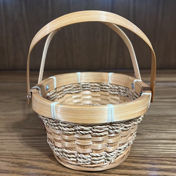 Avon Apple basket, 7.5x6 - Picture 2 of 7